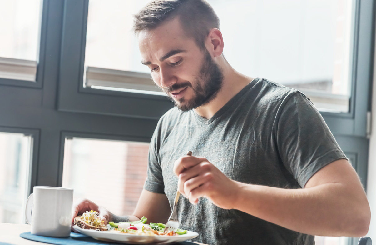 Man eating a healthy breakfast.<br />
